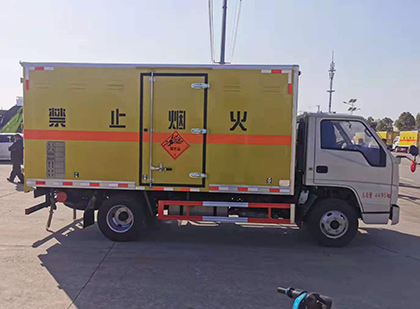 鱼峰爆破器材运输车工人安全操作规范与智能技术保障